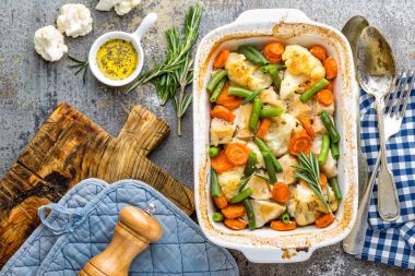 Tavuk fileto, et fırında karnabahar, havuç ve yeşil fasulye