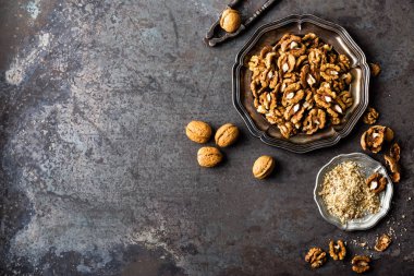 Ceviz çekirdekleri ve eski ahşap masadaki cevizler.