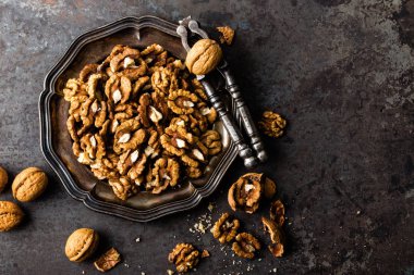 Ceviz çekirdekleri ve eski ahşap masadaki cevizler.