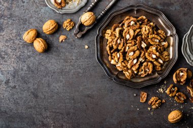 Ceviz çekirdekleri ve eski ahşap masadaki cevizler.