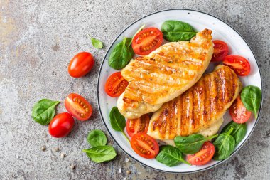 Tavuk göğsü veya fileto, ızgara kanatlı eti ve taze sebze salatası, domates ve ıspanak. Öğle yemeği için sağlıklı beslenme menüsü