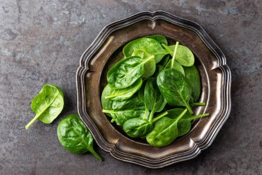 Taze ıspanak yaprakları.