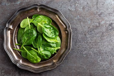 Taze ıspanak yaprakları.