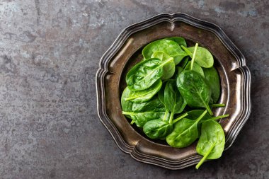 Taze ıspanak yaprakları.