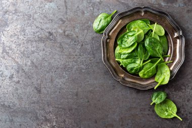 Taze ıspanak yaprakları.