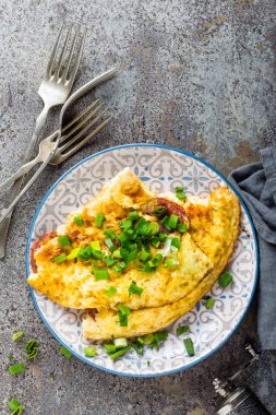 Omlet veya omlet ile taze yeşil soğan, yumurta