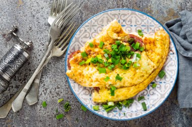 Omlet veya omlet ile taze yeşil soğan, yumurta
