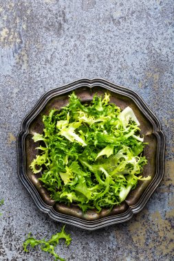Frize marul salatası, taze frisee. Sağlıklı vejetaryen yemek