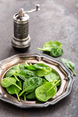 Taze ıspanak yaprakları.