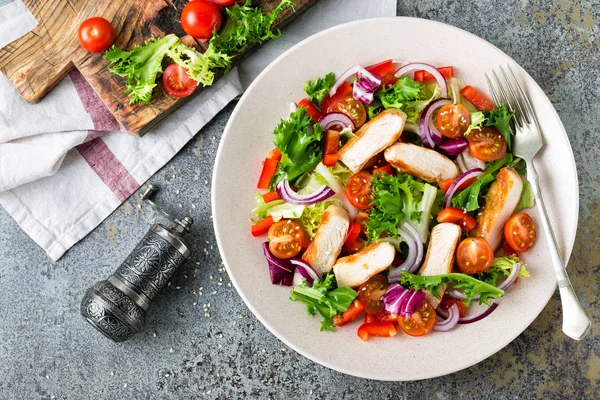 Egészséges Növényi Saláta Grillezett Csirkemell Friss Saláta Cseresznye Paradicsom Lilahagyma — Stock Fotó