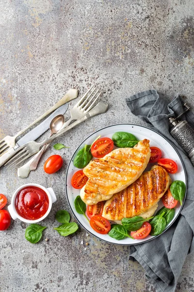 Kipfilet Filet Gegrild Vlees Van Pluimvee Vers Fruit Salade Van — Stockfoto