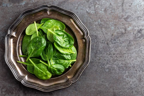Taze ıspanak yaprakları.