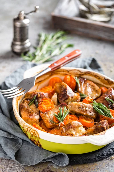 Fleisch Mit Karotten Ofen Gebacken — Stockfoto