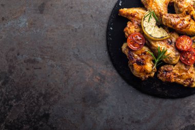 Barbekü tavuk kanatları, baharatlı ızgara et