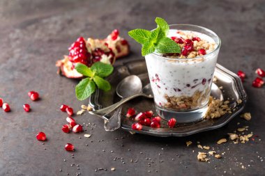 Chia puding parfe nar, granola ve ışık Yunan yoğurt. Sağlıklı beslenme