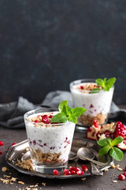 Chia puding parfe nar, granola ve ışık Yunan yoğurt. Sağlıklı beslenme