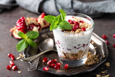 Chia puding parfe nar, granola ve ışık Yunan yoğurt. Sağlıklı beslenme