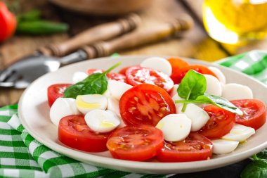 Mozzarella peyniri ve zeytinyağı ile domates salatası