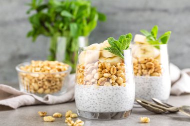 Katmanlı chia puding parfe muz, bal ve yoğurt, tatlı buğday tatlı