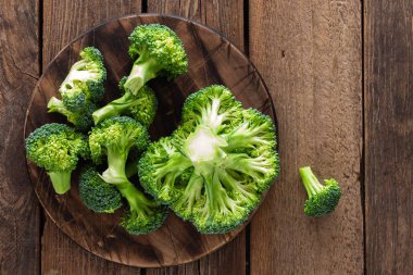 Ahşap rustik masa, üstten görünüm üzerinde taze brokoli