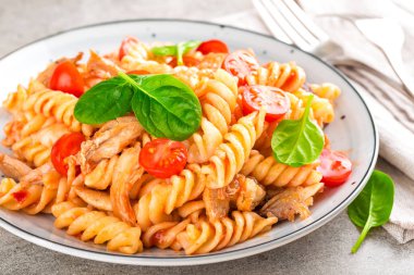 Tavuk, domates ve domates soslu kızarmış parçalar ile karıştırılır makarna spirali