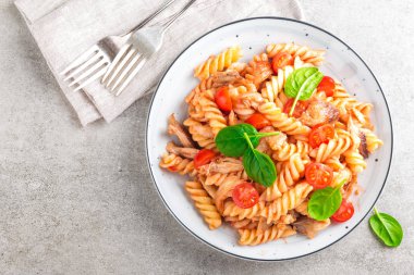 Tavuk, domates ve domates soslu kızarmış parçalar ile karıştırılır makarna spirali