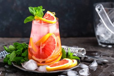 Greyfurt ve taze nane suyu, soğuk yaz narenciye serinletici içecek veya buzlu içecek kokteyli