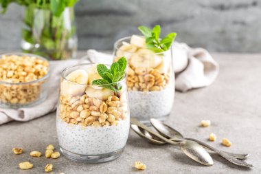 Katmanlı chia puding parfe muz, bal ve yoğurt, tatlı buğday tatlı