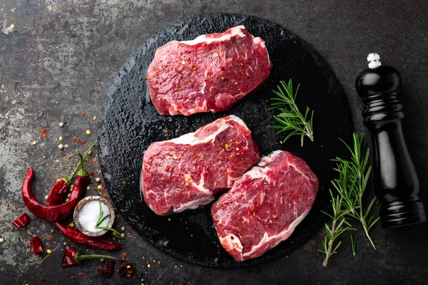 Carne Cruda Res Filetes Frescos Pizarra Sobre Fondo Negro Vista — Foto de Stock