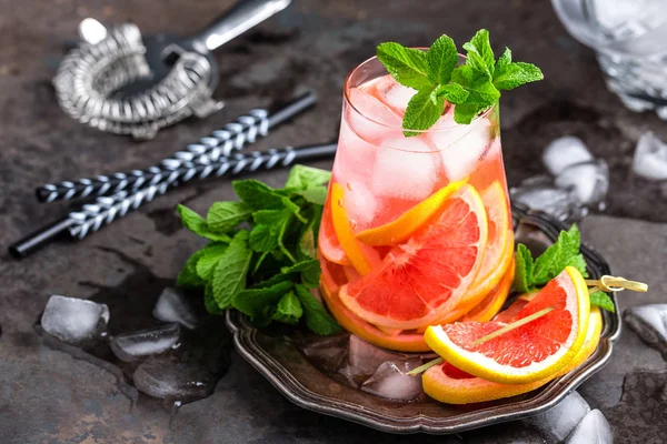 Grapefruit Und Frischer Minzcocktail Mit Saft Kaltem Sommerzitrus Erfrischungsgetränk Oder — Stockfoto