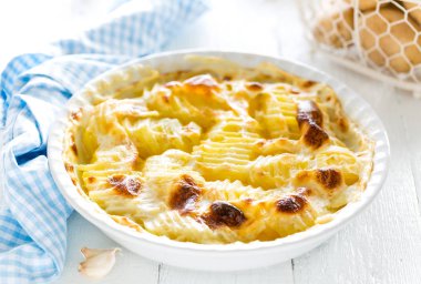 Fırında patates graten sarımsak, krema ve parmesan peyniri ile