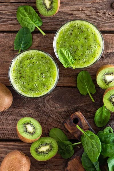 Kiwi Frullato Bevanda Foglie Spinaci Frutta Fresca Tavolo Rustico Legno — Foto Stock