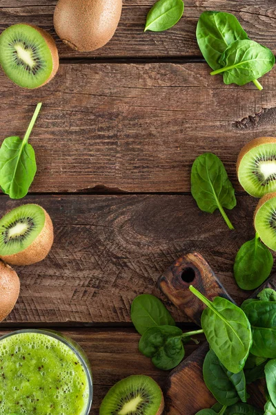 Kiwi Frullato Bevanda Foglie Spinaci Frutta Fresca Tavolo Rustico Legno — Foto Stock