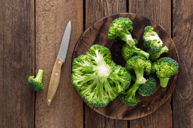 Ahşap rustik masa, üstten görünüm üzerinde taze brokoli
