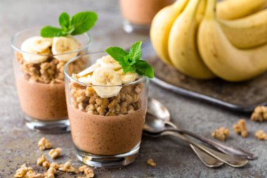 Muz, granola ve yoğurt, tatlı çikolata chia puding parfe katmanlı