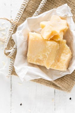 Beyaz ahşap zemin üzerine parmesan peyniri