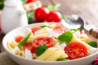 Makarna salatası taze kırmızı kiraz domates ve peynir. İtalyan mutfağı