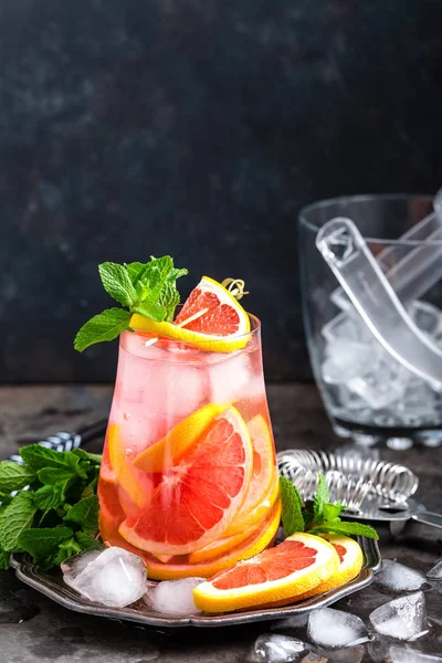 Grapefruit Und Frischer Minzcocktail Mit Saft Kaltem Sommerzitrus Erfrischungsgetränk Oder — Stockfoto