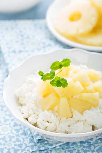 Postre Casita Queso Cuajada Con Piña Yogur —  Fotos de Stock