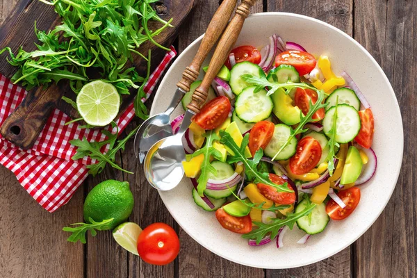 Sağlıklı Vejetaryen Tabağı Taze Domates Salatalık Biber Kırmızı Soğan Avokado — Stok fotoğraf
