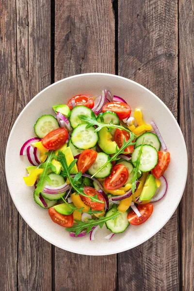 健康素食菜 蔬菜沙拉配新鲜西红柿 红洋葱 鳄梨和芝麻菜 — 图库照片