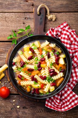 Sebzeli çorba çorba. Taze domates, kereviz, havuç, kabak, soğan, biber, fasulye ve makarna ile sebze çorbası. İtalyan mutfağının yemek.