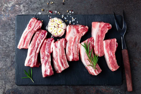 Costolette Crude Maiale Crude Carne Fresca Fondo Metallo Scuro Vista — Foto Stock