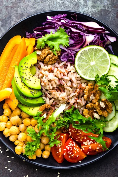 Buddha Bowl Schotel Met Bruine Rijst Avocado Peper Tomaat Komkommer — Stockfoto