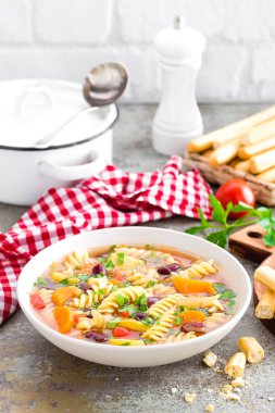 Sebzeli çorba çorba. Taze domates, kereviz, havuç, kabak, soğan, biber, fasulye ve makarna ile sebze çorbası. İtalyan mutfağının yemek.