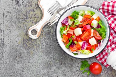 Sebze tabağı, dolmalık biber, domates, İtalyan karışımı, taze marul ve mozzarella peyniri salatası. Sağlıklı gıda. Üstten Görünüm