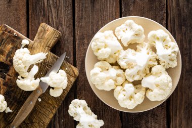 Taze karnabahar ahşap tahta üzerinde. Ham karnabahar. Üstten Görünüm