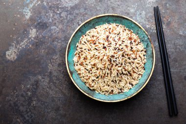 Beyaz, kahverengi ve siyah yabani pirinç. Pirinç kase.