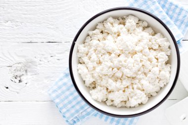 Süzme peynir, lor Beyaz ahşap rustik tablo, üstten görünüm