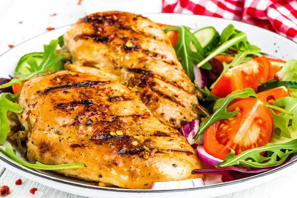 Dada Ayam Panggang Daging Ayam Goreng Dan Salad Sayuran Segar — Stok Foto